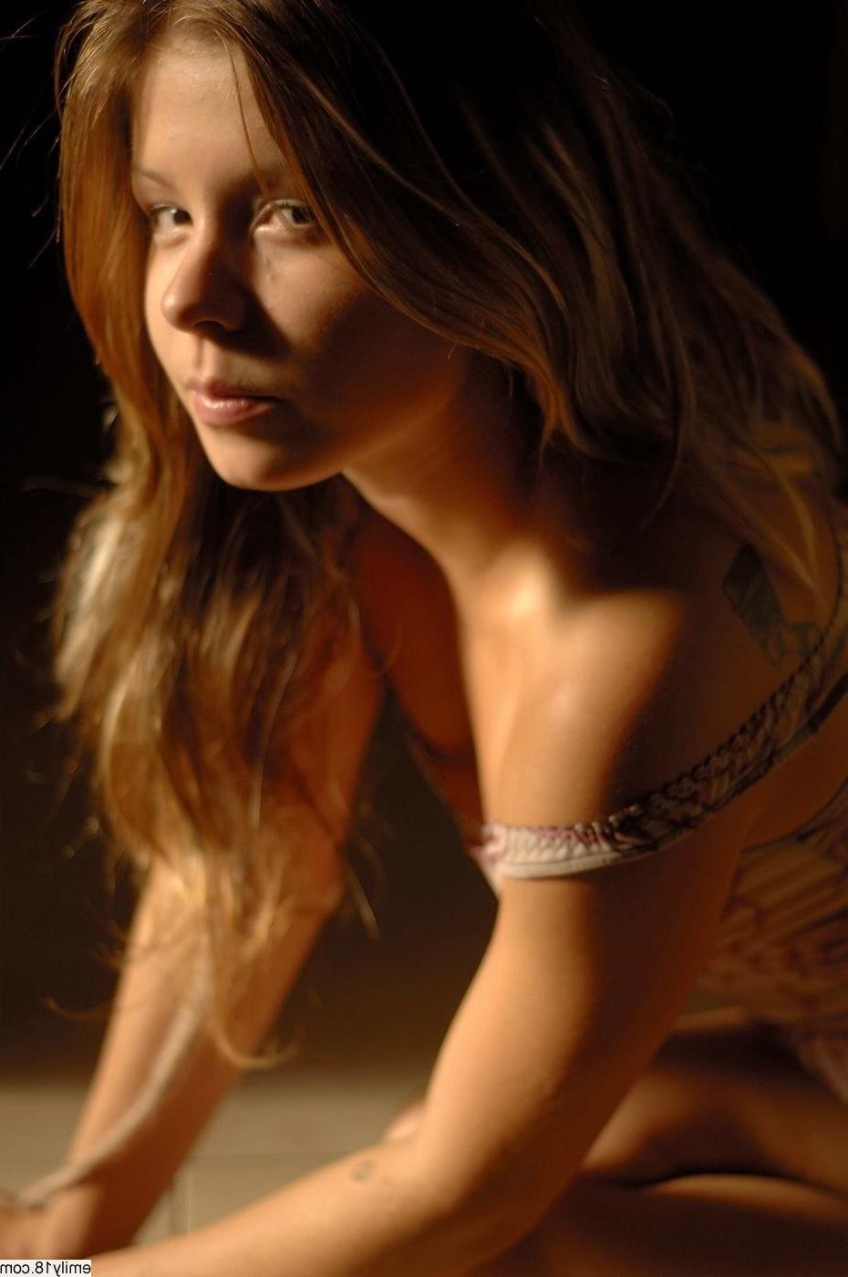 15P Young emily posing in high quality nude pictures