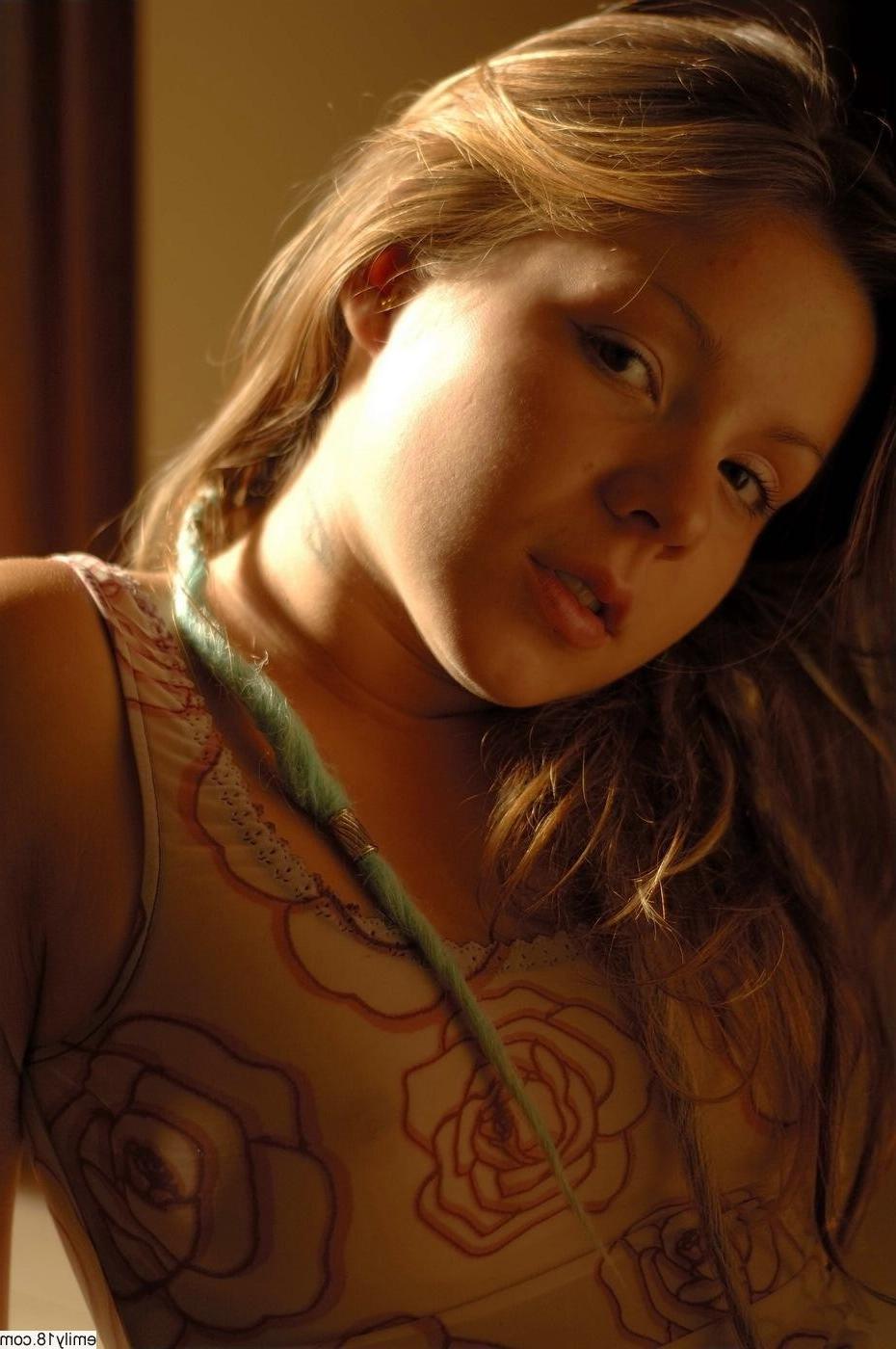 15P Young emily posing in high quality nude pictures