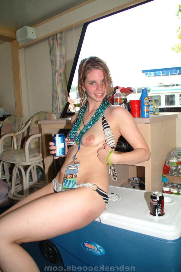 16P Drunk College Girls Get Nude At Spring Break Party