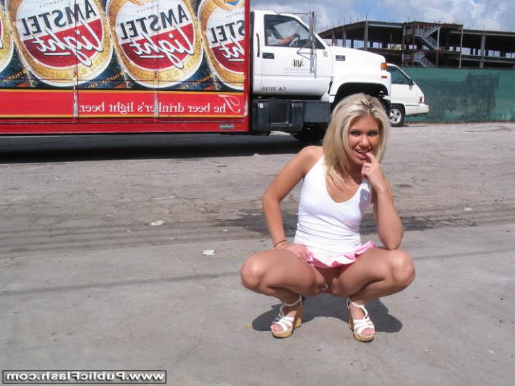16P Cute Petite Flasher Goes Wild Baring All on the Streets of LA