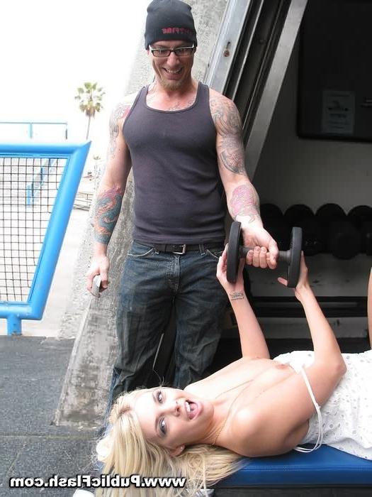 16P Blonde Upskirt Flasher Bares Pussy at Venice Beach