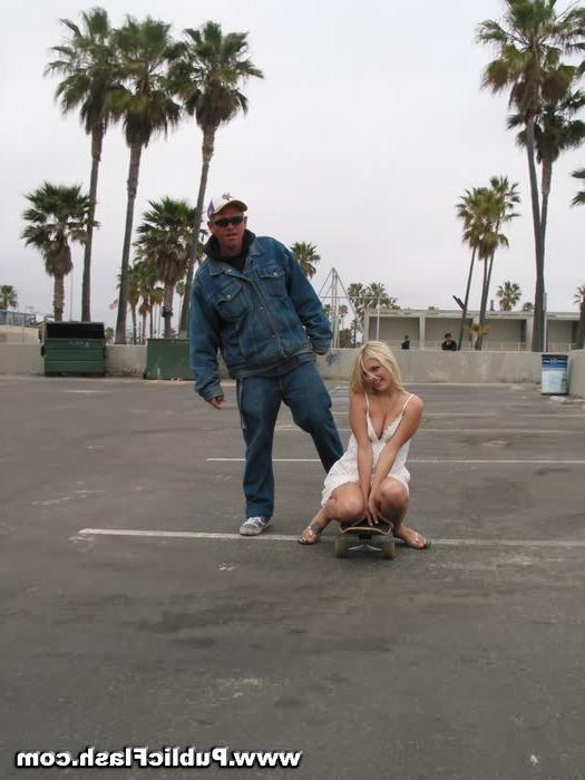 16P Blonde Upskirt Flasher Bares Pussy at Venice Beach