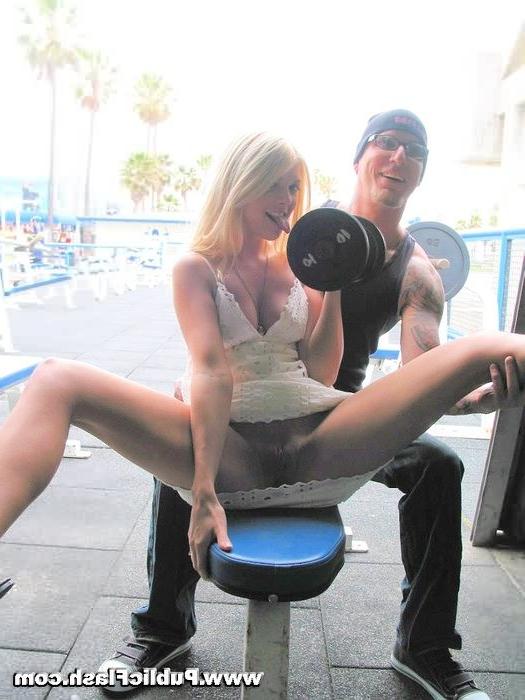 16P Blonde Upskirt Flasher Bares Pussy at Venice Beach