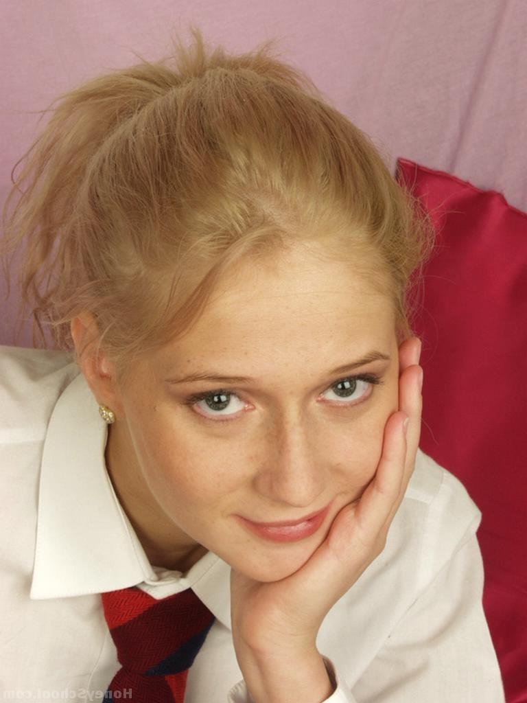 15P Schoolgirl Has Carrot In Cunt
