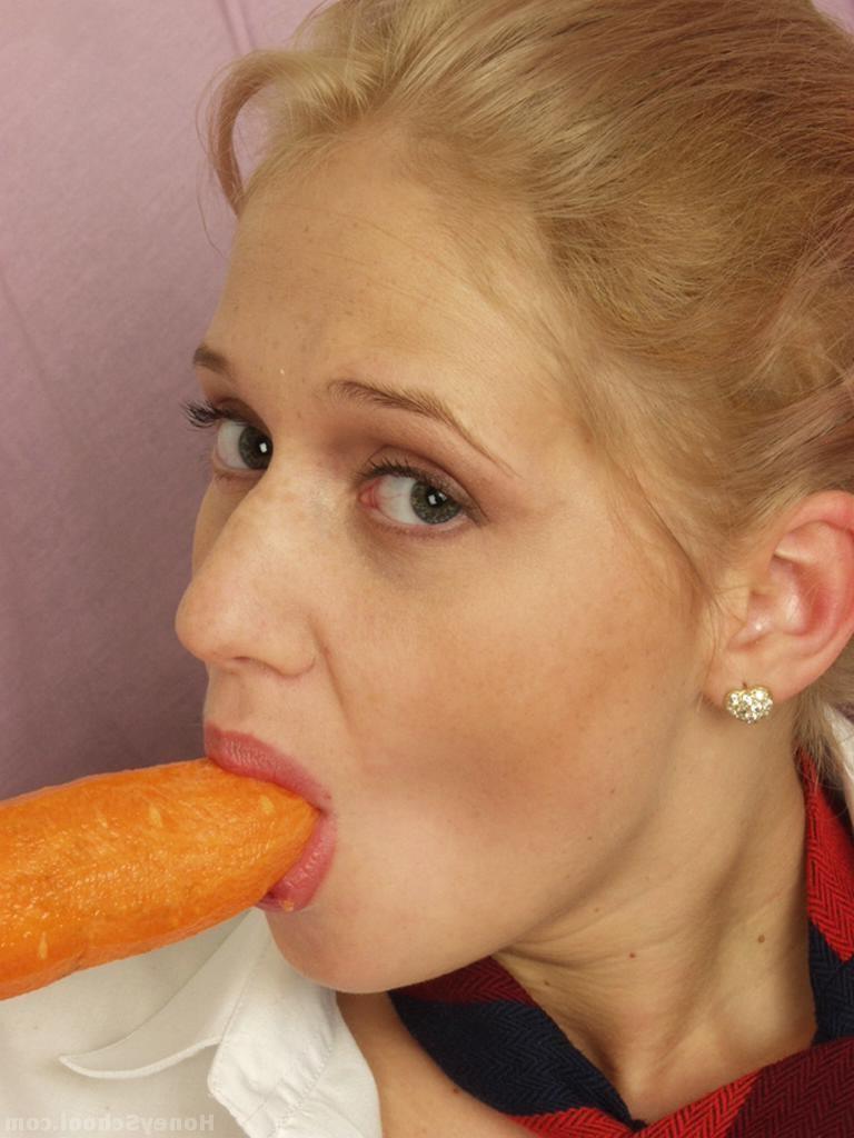 15P Schoolgirl Has Carrot In Cunt