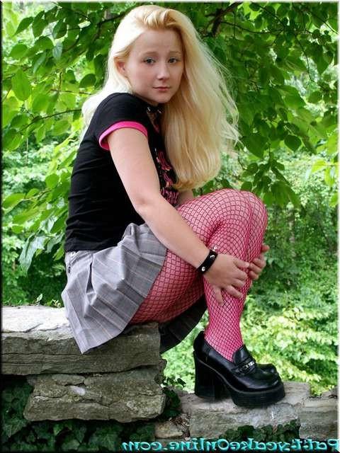 15P Schoolgirl with no panties lifts her skirt