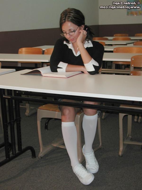 20P Sexy schoolgirl stripping after study hall