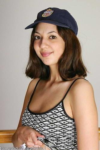 22P Brunette nympho handful boobies