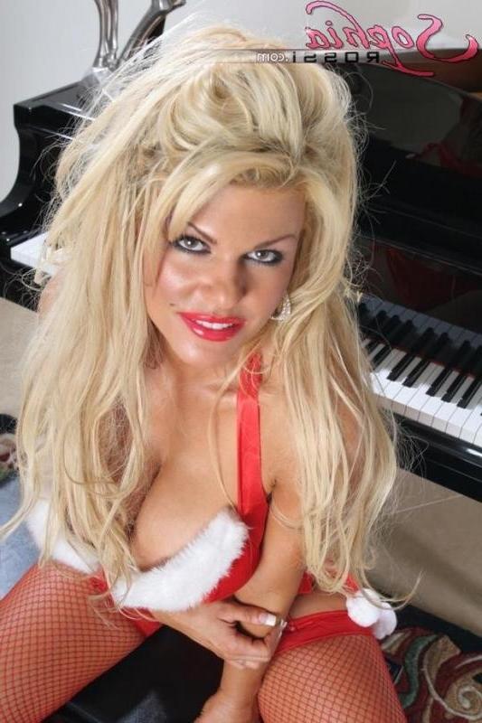 15P Sophia Rossi gets her tits out for xmas