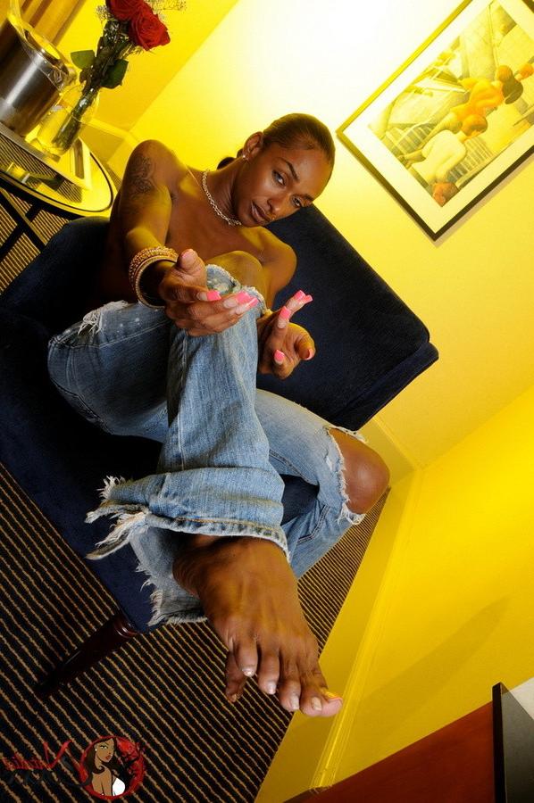 12P Ebony Shemale Natalia Coxxx exposing her tight ass