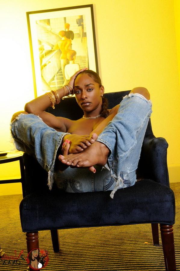 12P Ebony Shemale Natalia Coxxx exposing her tight ass