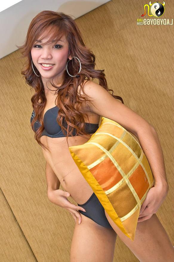 15P Ladyboy cuttie stroking her candybar!