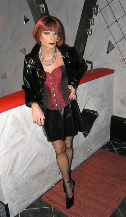 20P Fetish mature tranvestite in leather