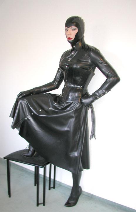 20P Fetish mature tranvestite in leather