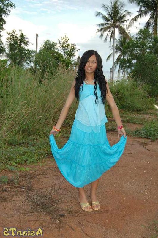15P Sexy Asian Shemale Shows Off Her Amazing Body Outside