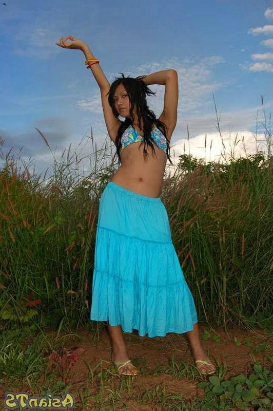 15P Sexy Asian Shemale Shows Off Her Amazing Body Outside