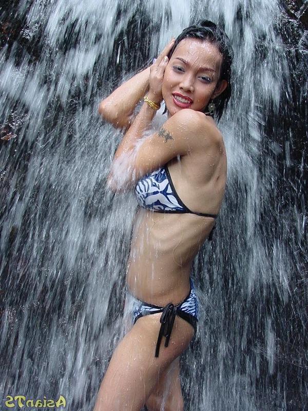 15P Asian shemale babe with nice tits strips and plays