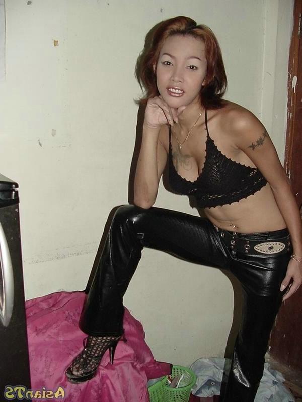 15P Asian shemale babe with nice tits strips and plays