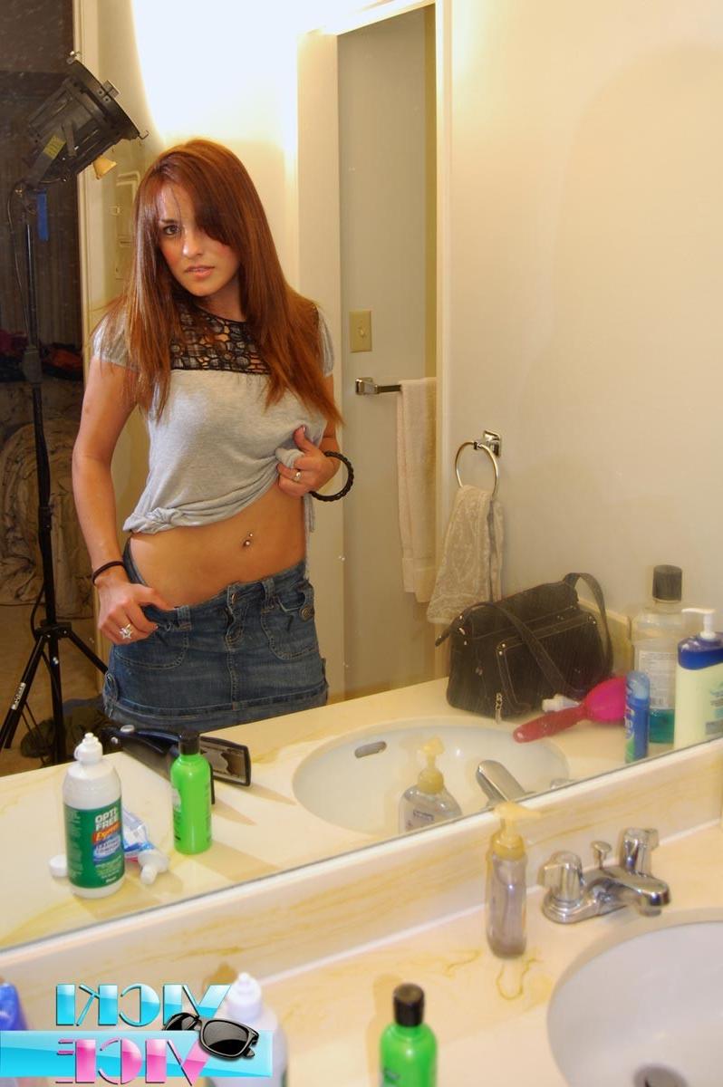 16P Real amateur candid shots of girl doing makeup
