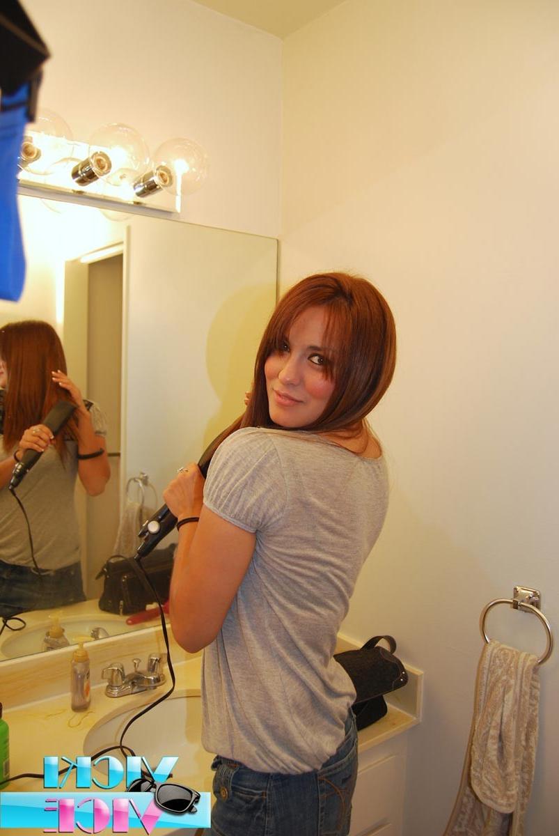 16P Real amateur candid shots of girl doing makeup