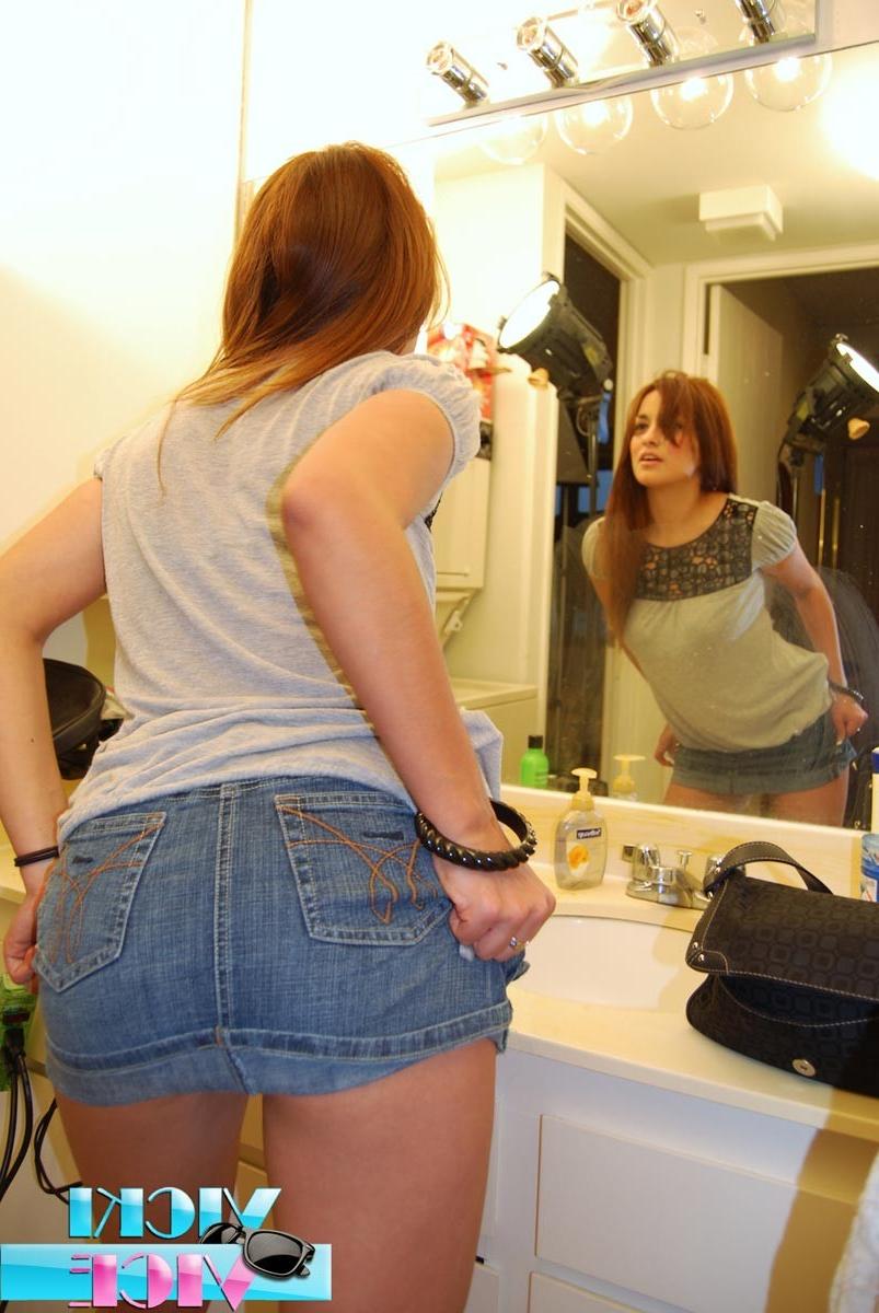 16P Real amateur candid shots of girl doing makeup