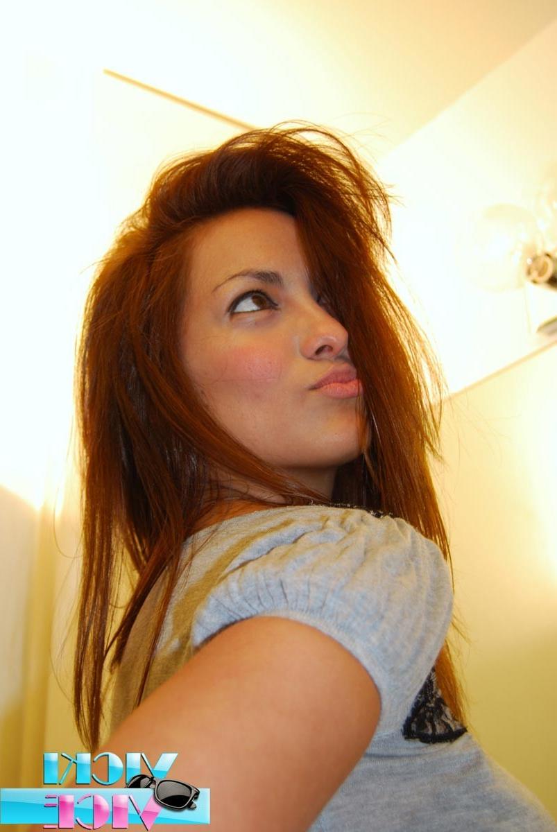 16P Real amateur candid shots of girl doing makeup