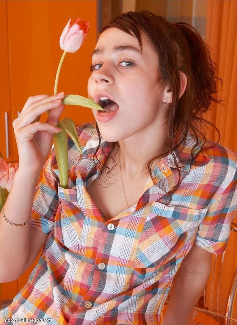 15P Attractive young redhead
