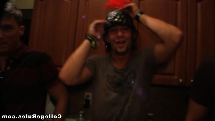 16P Hot college dorm party go wild in these hot fucking crazy pics