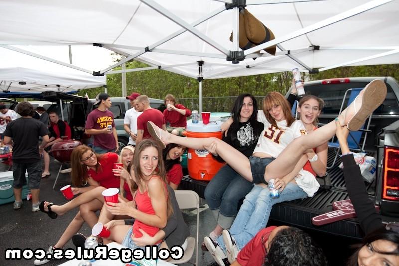 16P Hot college dorm party go wild in these hot fucking crazy pics