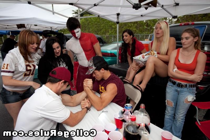 16P Hot college dorm party go wild in these hot fucking crazy pics