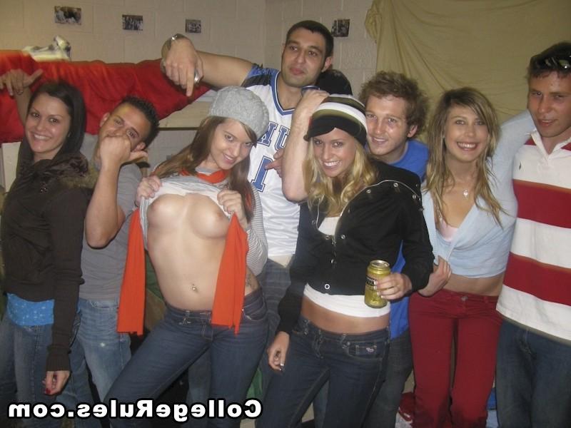 16P Smoking hot fucking college dorm babes get fucked and sucked