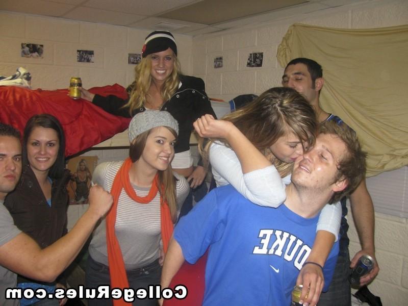16P Smoking hot fucking college dorm babes get fucked and sucked