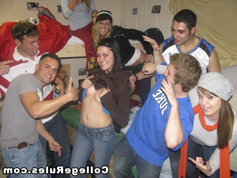 16P Smoking hot fucking college dorm babes get fucked and sucked