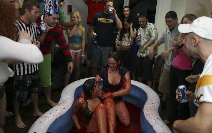 16P Hot college dorm party go wild in these hot fucking crazy pics