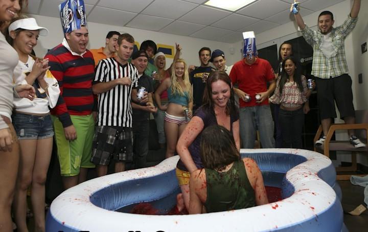 16P Hot college dorm party go wild in these hot fucking crazy pics