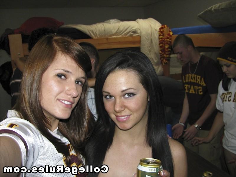 16P Smoking hot fucking college dorm babes get fucked and sucked