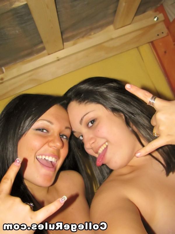 16P Smoking hot fucking college dorm babes get fucked and sucked