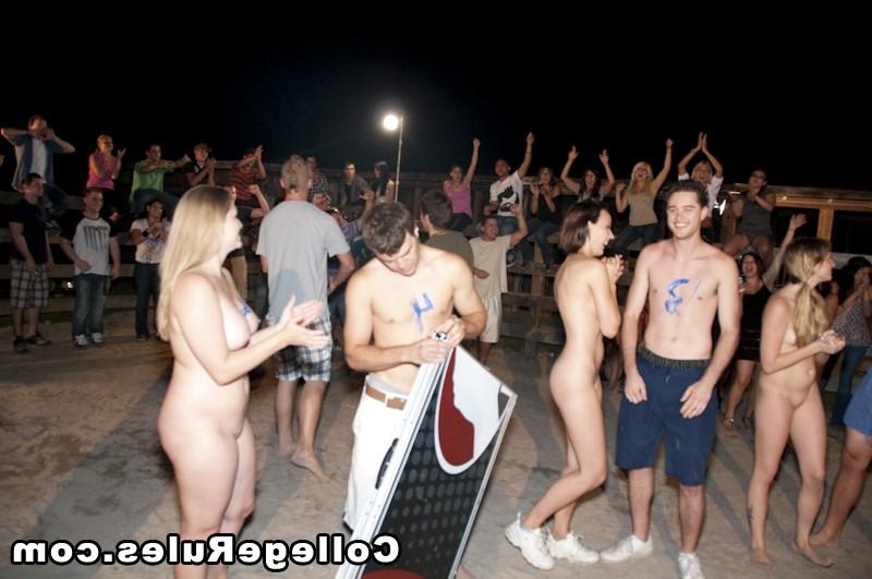 16P Naughty girls giving awesome blowjob on late hardcore party
