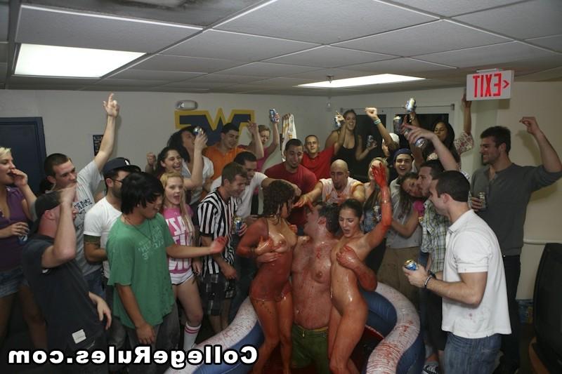 16P Handsome seducers drilling all chicks at hardcore party
