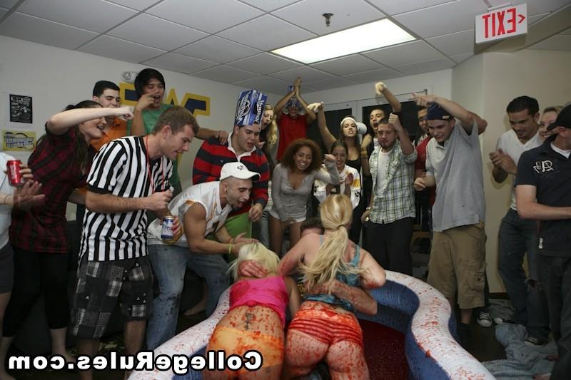 16P Handsome seducers drilling all chicks at hardcore party