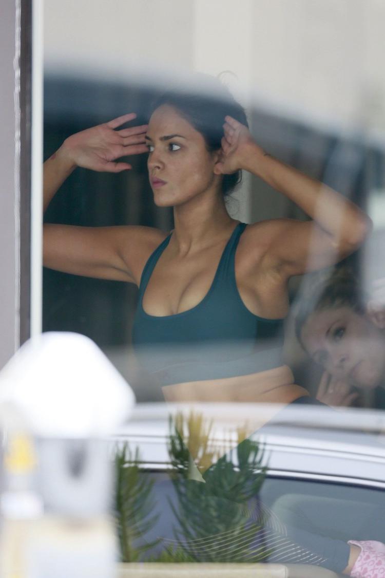 16P Eiza Gonzalez Does Yoga And Gets Really Hot