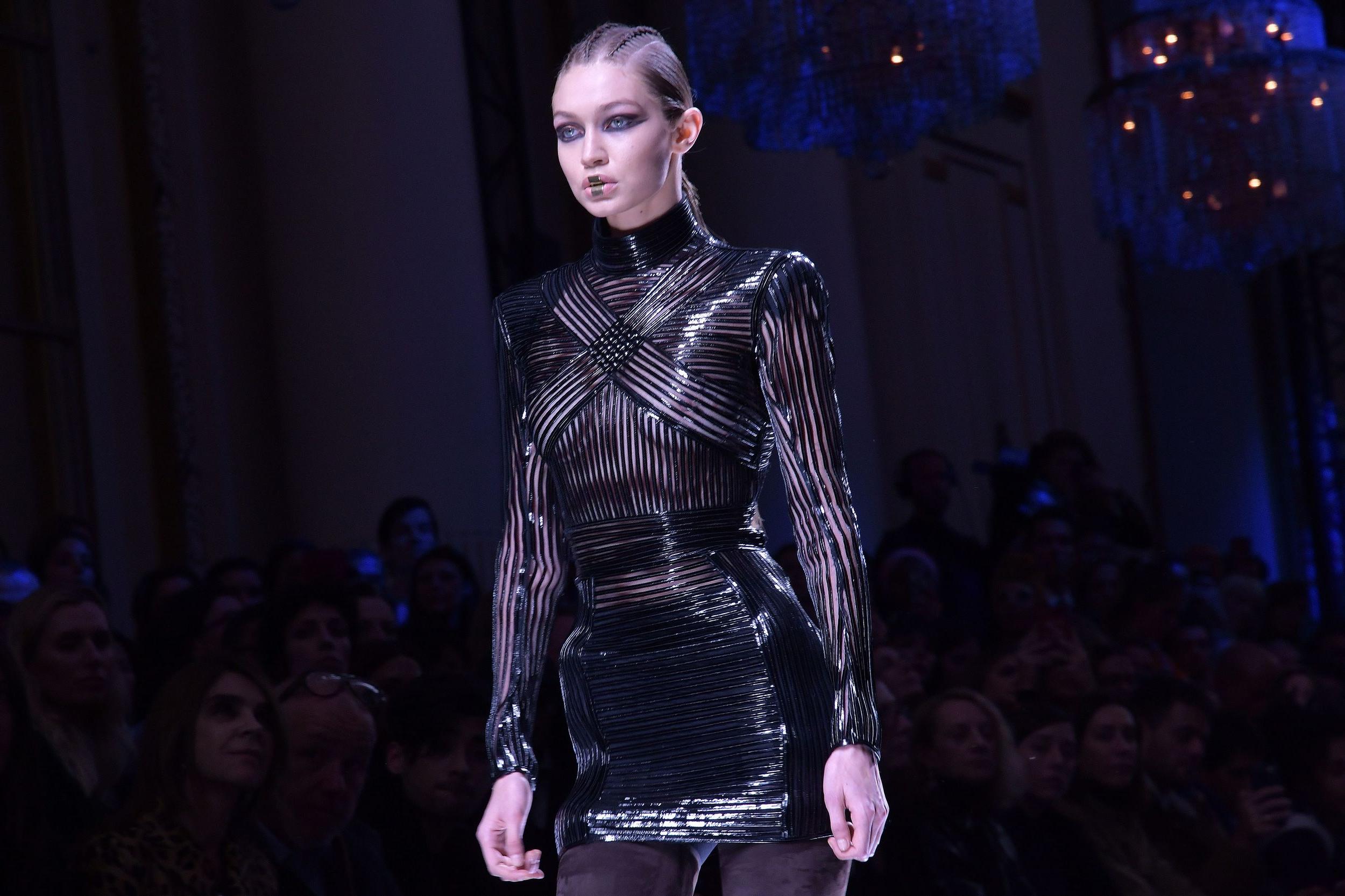 7P Gigi Hadid See Through Photos
