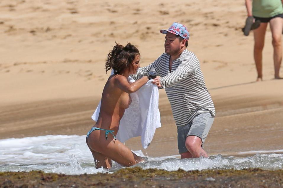 25P Irina Shayk boob flash