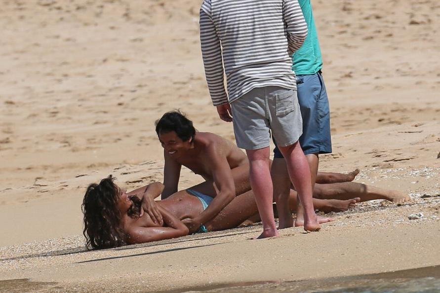 25P Irina Shayk boob flash