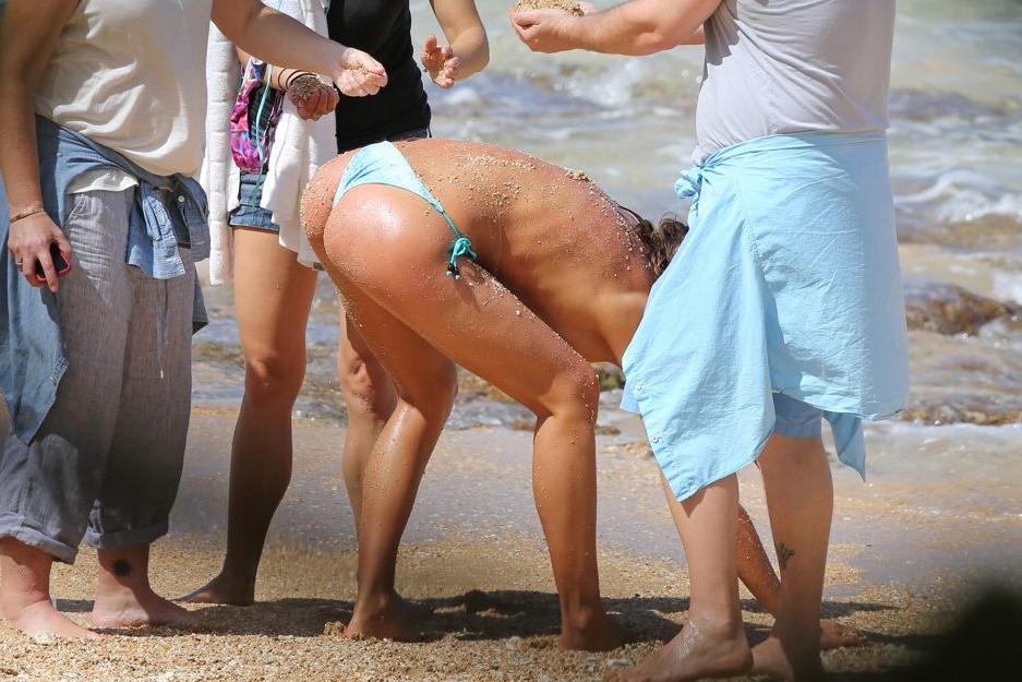 25P Irina Shayk boob flash
