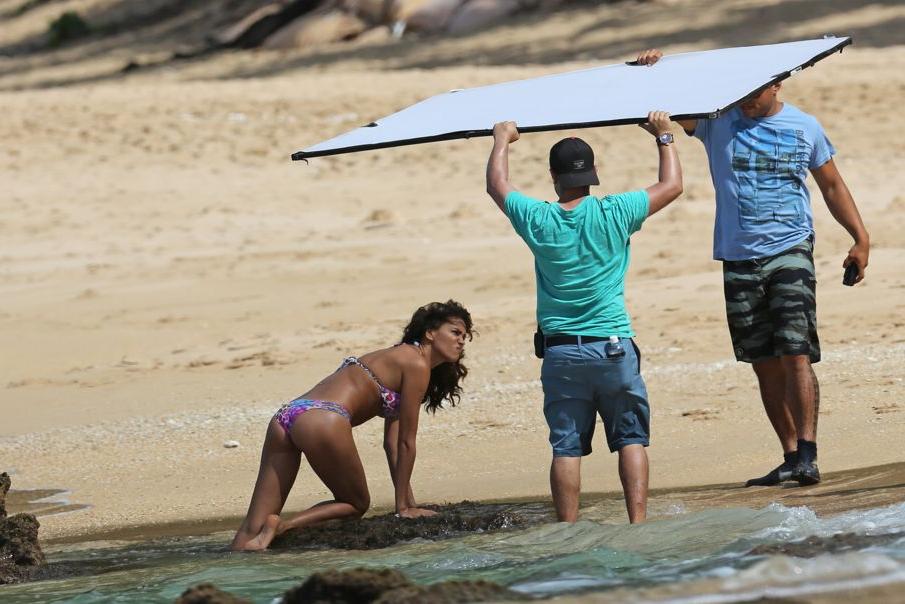 25P Irina Shayk boob flash