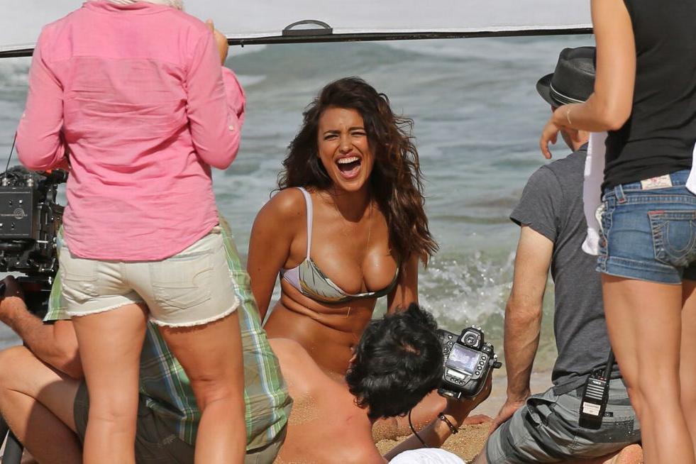 25P Irina Shayk boob flash