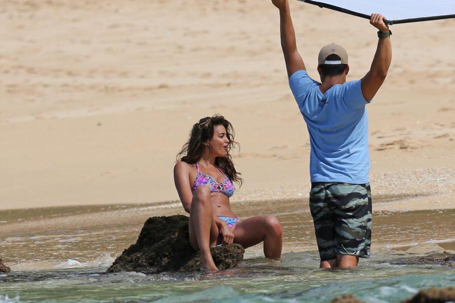 25P Irina Shayk boob flash