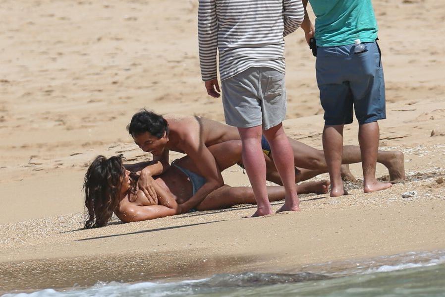 25P Irina Shayk boob flash