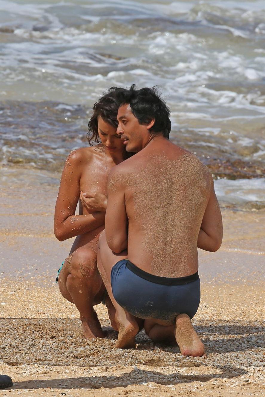 25P Irina Shayk boob flash
